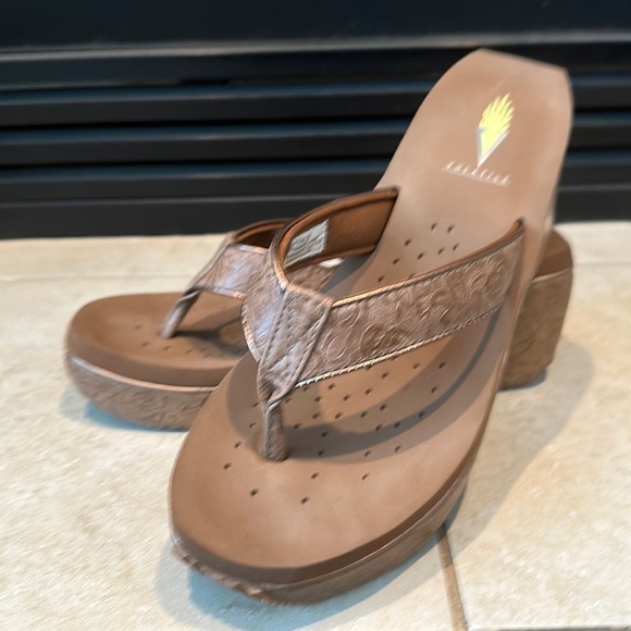 Volatile Shoes - Volatile Sandals Size 9 Like New